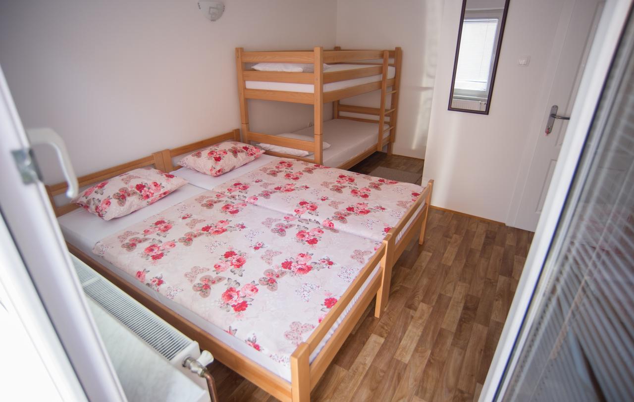 Hostel Larisa Banja Luka Ngoại thất bức ảnh